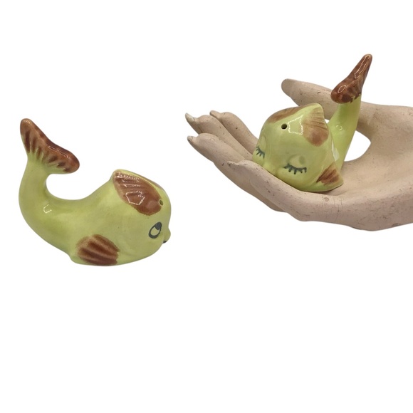 Vintage Chartreuse Whale Salt Pepper Shakers Japan, Mid Century Anthropomorphic - Picture 2 of 11